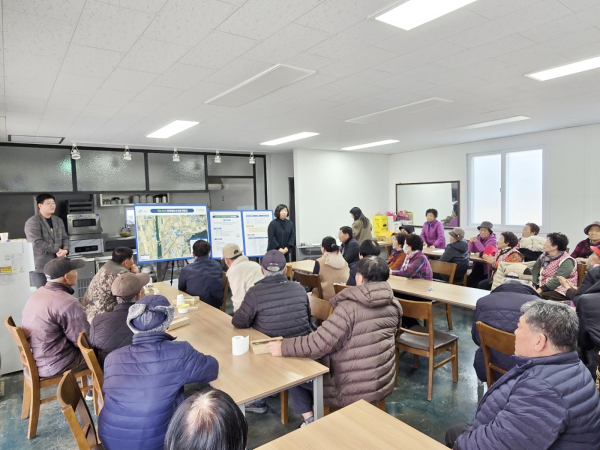 지난 3,4일 읍내3지구, 적누리 마을회관에서 토지소유자와 이해관계인을 대상으로 2026년 지적재조사사업에 대해 설명하고 있다.