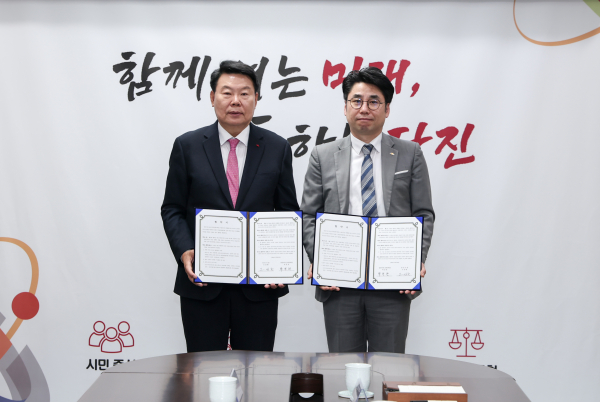 재난 피해 주택 신축지원 업무협약식(사진설명: 오성환 당진시장, 박경관 당진지역 건축사회장)