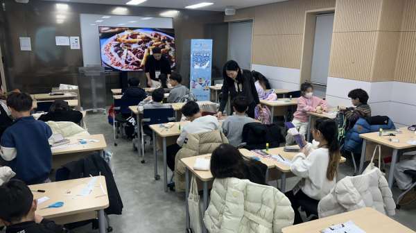 이상국, 이윤정 교수가 세계 문화를 설명하고 있다