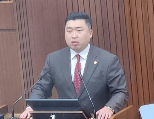 5분 발언하는 최원석 세종시의원