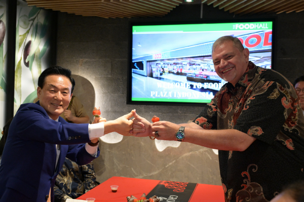 백성현 논산시장과 로알드 수왓트 푸드홀 대표