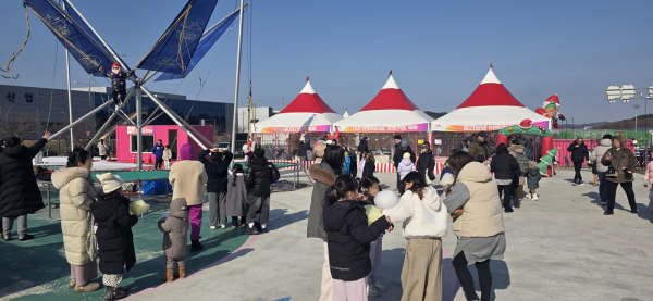 2025년 12월 20일부터 2026년 2월 8일까지 운영된 겨울 테마파크 모습