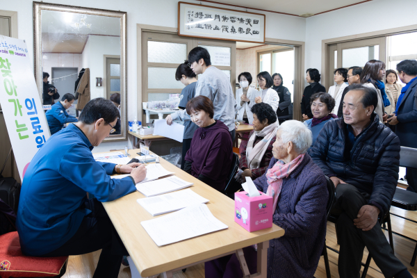 지난 7일, 김상경 의료원장 및 의료진들이 운곡면 미량1리 마을회관에서 진료를 보고 있다.