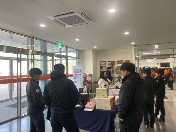 지난 6일, 충청소방학교 청양청사 입교생들이 청양산 농산물을 구매하고 있다.