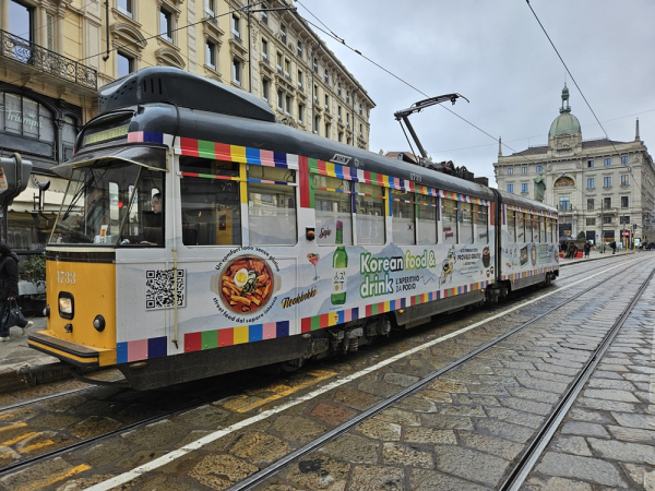 이탈리아 밀라노 도심 누비는 ‘K-푸드 랩핑 트램’