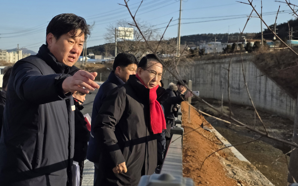 이완섭 서산시장이 시민과 대화 건의사항 해결을 위해 지난 7일 지곡면 현장을 점검하고 있다.