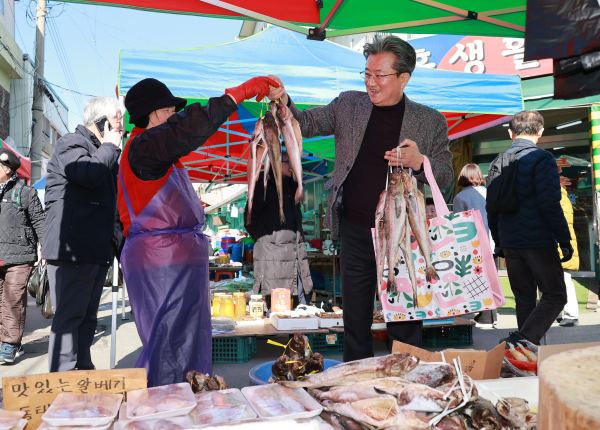 9일 유성시장에서 진행된 장보기 행사 모습