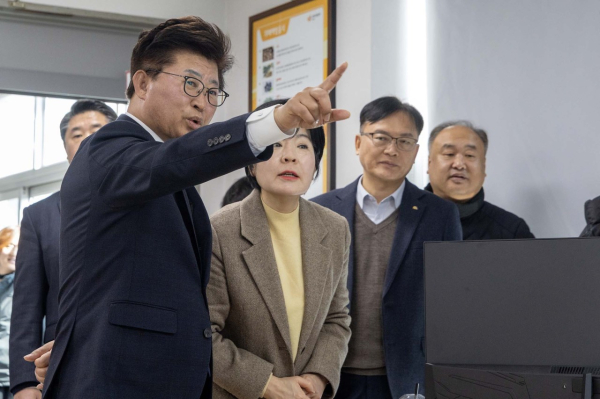 9일 지역 경로당 12곳에 스마트경로당 구축을 완료한 가운데 최충규 대덕구청장(사진 왼쪽)이 직원들에게 시스템과 관련해 당부 사항을 전하고 있다.