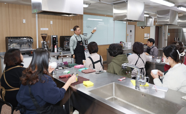 교육문화센터에서 바리스타 강의를 진행중인 모습.