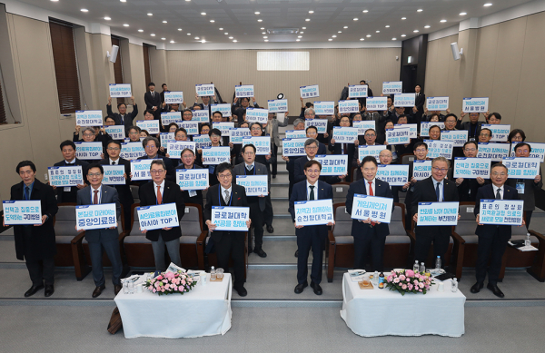 순천향대학교와 4개 부속병원, 중앙의료원, 법인행정본부 주요 보직자들이 글로컬대학 사업 성공을 기원하는 피켓 퍼포먼스를 펼치고 있다.