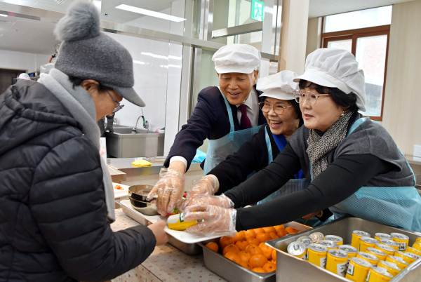 나주 장애인종합복지관 배식행사에 참석중인 홍문표 사장 * (좌측 배식자부터) aT 홍문표 사장, 주향득 여사, 전남사회서비스원 원장 신미경