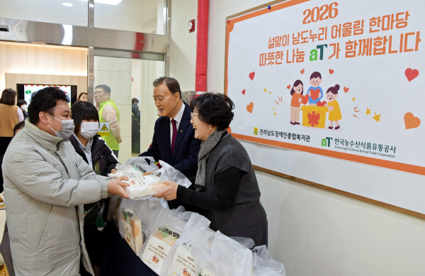 나주배쌀빵 전달 중인 홍문표 사장 * (우측 배식자부터) aT 홍문표 사장, 전남사회서비스원 원장 신미경