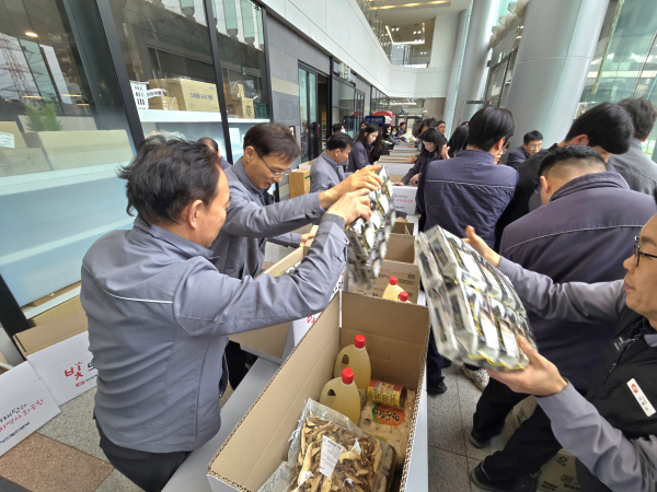 빛드림 선물꾸러미 포장 봉사활동 모습
