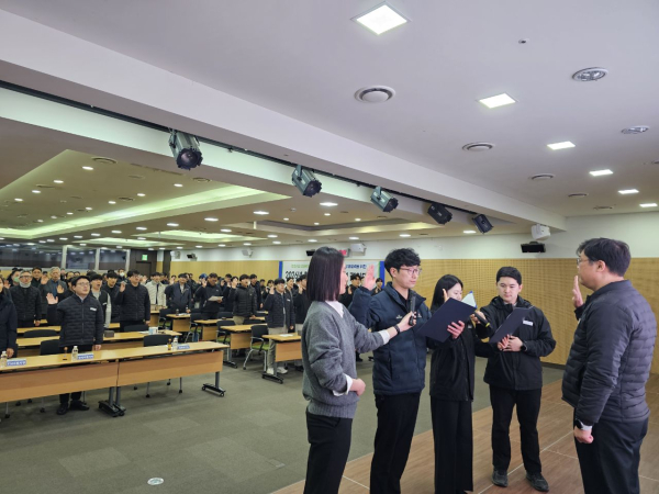 정희준 국가철도공단 충청본부장 직무대리(맨 오른쪽)와 공단 직원·협력사가 공동으로 안전․청렴 결의문을 낭독하고 있다.