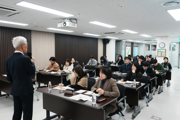 ‘AI로 배우는 의정 문서 작성과 데이터 분석’ 주제로 교육 진행 모습