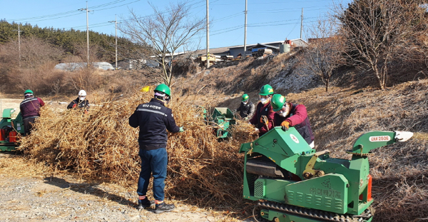지난 9일부터 소원면에서 영농부산물 파쇄지원단을 운영하는 모습.
