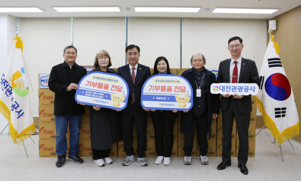 [왼쪽부터, 대전남자단기청소년쉼터 소장 김균섭, 대전여자단기청소년쉼터 소장 이경희, 대전관광공사 사장 김용원,   대전시자원봉사센터 센터장 박신숙, 야곱의집 시설장 박영탁, 대전관광공사 오세훈 관광사업단장]