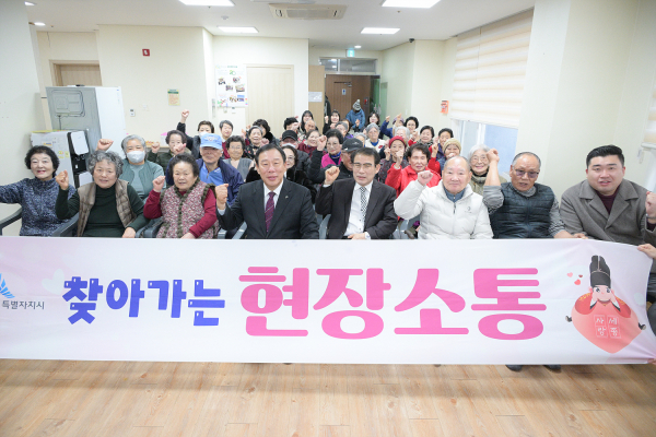 찾아가는 현장소통 진행 중인 최민호 시장과 단체사진