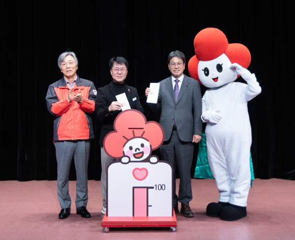 지난해 희망2026 나눔캠페인에서 성금을 기탁한 후 기념촬영을 하고 있다.