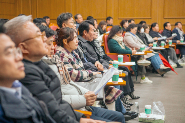 세미나에 참석한 교양대학 교수들이 발표를 경청하고 있다