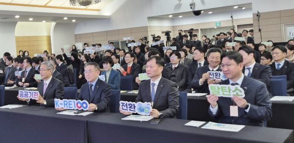 이정복 서부발전 사장(앞줄 오른쪽 두 번째)과 참석자들이 기념촬영하는 모습