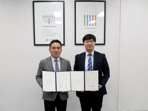 MOU 체결 기념 촬영(왼쪽 백석대학교 공규석 교목본부장 오른쪽 서브 최새롬 대표)