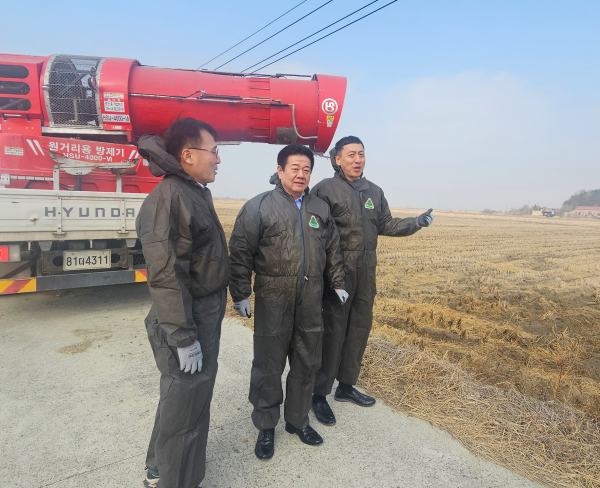 석문방조제 인근에서 광역방제기를 통한 방제작업 현장 모습