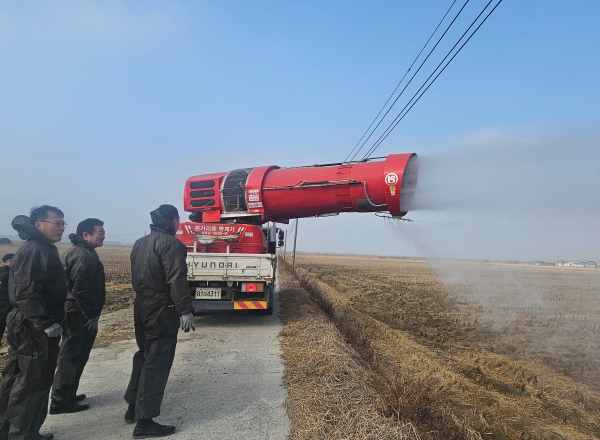 석문방조제 인근에서 광역방제기를 통한 방제작업 진행 모습
