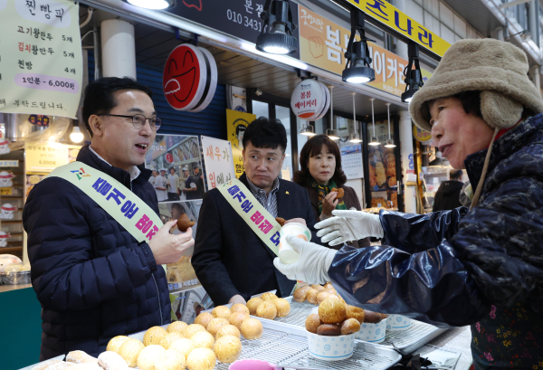 박희조 동구청장이 전통시장을 방문해 장을 보고 상인들과 인사를 나누는 모습