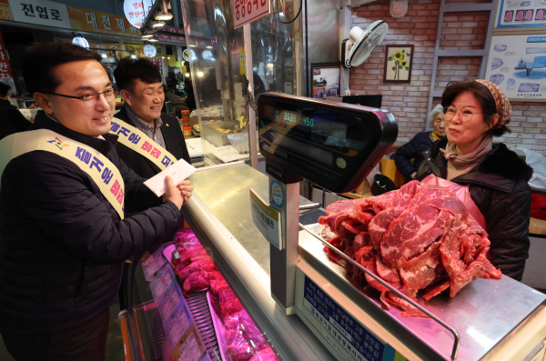박희조 동구청장이 전통시장을 방문해 장을 보고 상인들과 인사를 나누는 모습