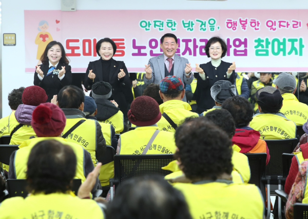 서철모 청장이 11일 도솔마을어울림플랫폼에서 노인일자리 참여자들에게 인사를 건네고 있다