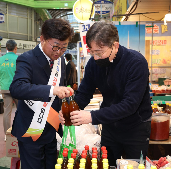 최충규 대덕구청장(사진 왼쪽)이 중리전통시장에서 제수용품과 농·축·수산물을 구매하고 있다