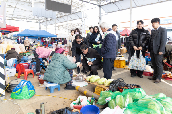 김돈곤 군수가 설을 맞아 전통시장에서 장을 보며 상인들의 애로사항을 청취하고 있다.