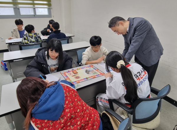 지난 11일, 청소년금융교육 협의회와 연계한 ‘생생경제 금융교실’을 듣는 초등학생들의 모습