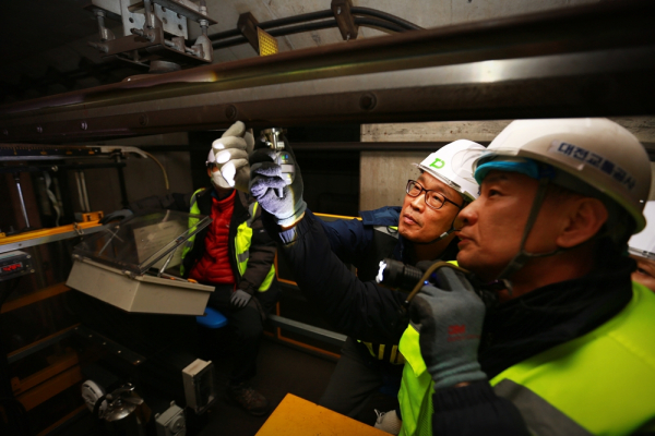 13일 새벽, 설연휴 직전 경영진 주관 도시철도 터널 및 역사 등 주요 현장 시설물을 점검하였다.(사진 가운데 이광축 사장)
