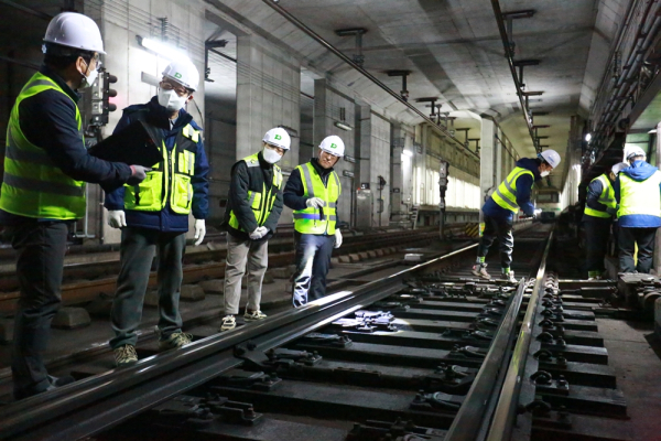 13일 새벽, 설연휴 직전 경영진 주관 도시철도 터널 및 역사 등 주요 현장 시설물을 점검하였다.(사진 오른쪽서 4번째 이광축 사장)