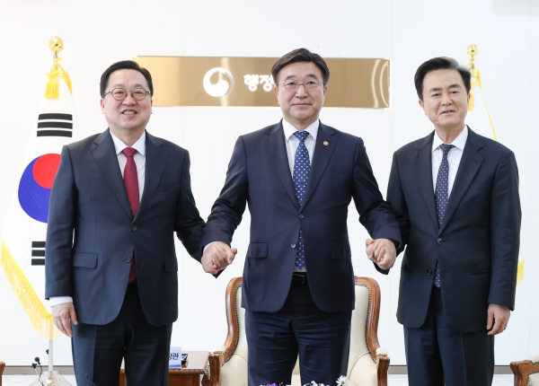 (왼쪽부터) 이장우 대전시장, 윤호중 행정안전부 장관, 김태흠 충남지사<br>