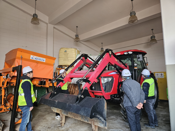 국립산림치유원 및 협력사 관계자들이 트랙터의 상태를 점검하고 있다.