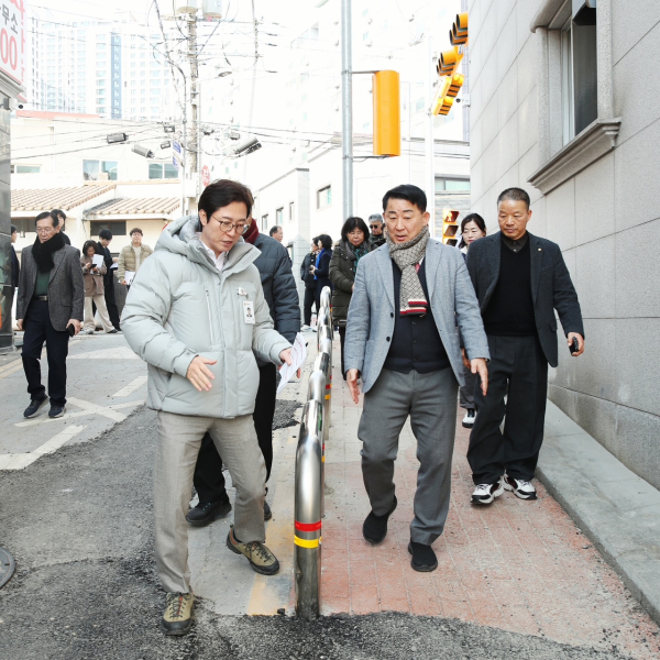 서철모 청장이 12일 괴정동 일대를 걷고 있다