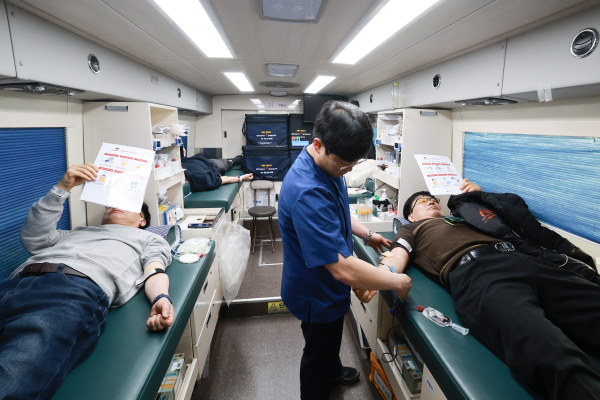 13일 유성구청 직원들이 혈액 수급 안정화를 위해 헌혈에 동참하고 있다