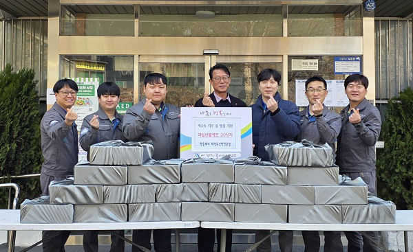 박한욱 목상동장(사진 가운데)과 한솔제지 대전공장․신탄진공장 1% 사랑나눔봉사단 직원들이 과일선물세트 전달식 후 기념촬영