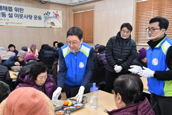 성창훈 사장이 설 명절 맞이 노사합동 봉사활동에서 어르신께 직접 떡국 배식 모습