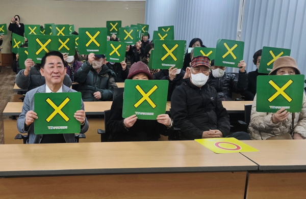 서철모 청장이 지난 13일 둔산2동 행정복지센터에서 노인인자리 안전 교육에 동참하고 있다