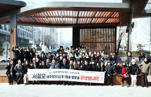 지난 13일 둔산2동 보라매공원 목재특화거리 방문 기념 촬영