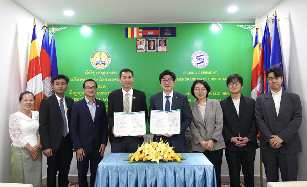 순천향대학교와 캄보디아 국립보건원(NIPH) 관계자들이 업무협약(MOU) 체결 후 기념촬영