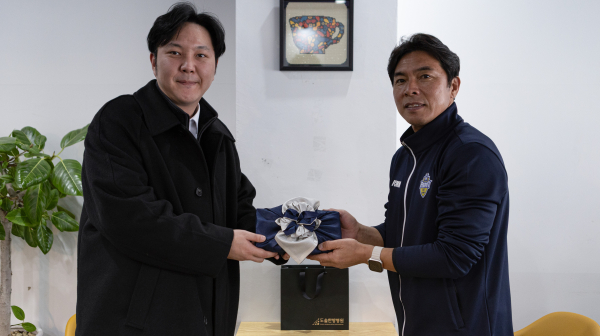 도솔한방병원,충남아산FC 전지훈련지 방문해 공진단 전달식 기념사진