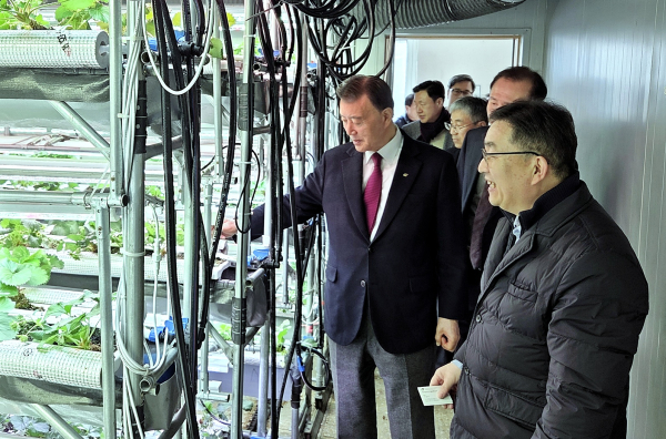 ㈜착한농부들 방문 현장사진    * aT 홍문표 사장(좌측 1번째)