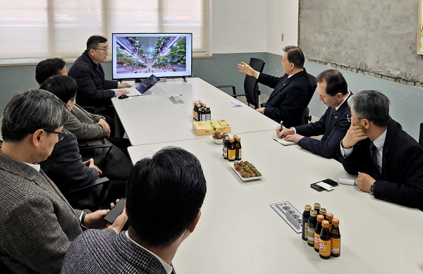 ㈜착한농부들 방문 간담회 사진  * aT 홍문표 사장(우측 3번째)