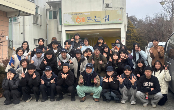 11일,배우와 스태프 전원이 조치원에 위치한 장애인 복지시설 ‘해뜨는 집’ 찾아 봉사활동 단체사진