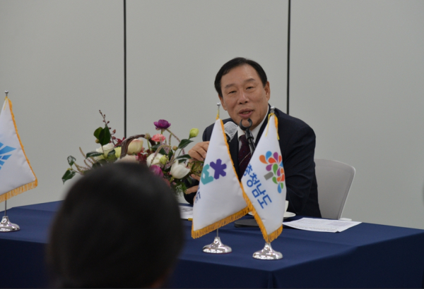 직원들과 간담회하는 최민호 충청광역연합장<br>